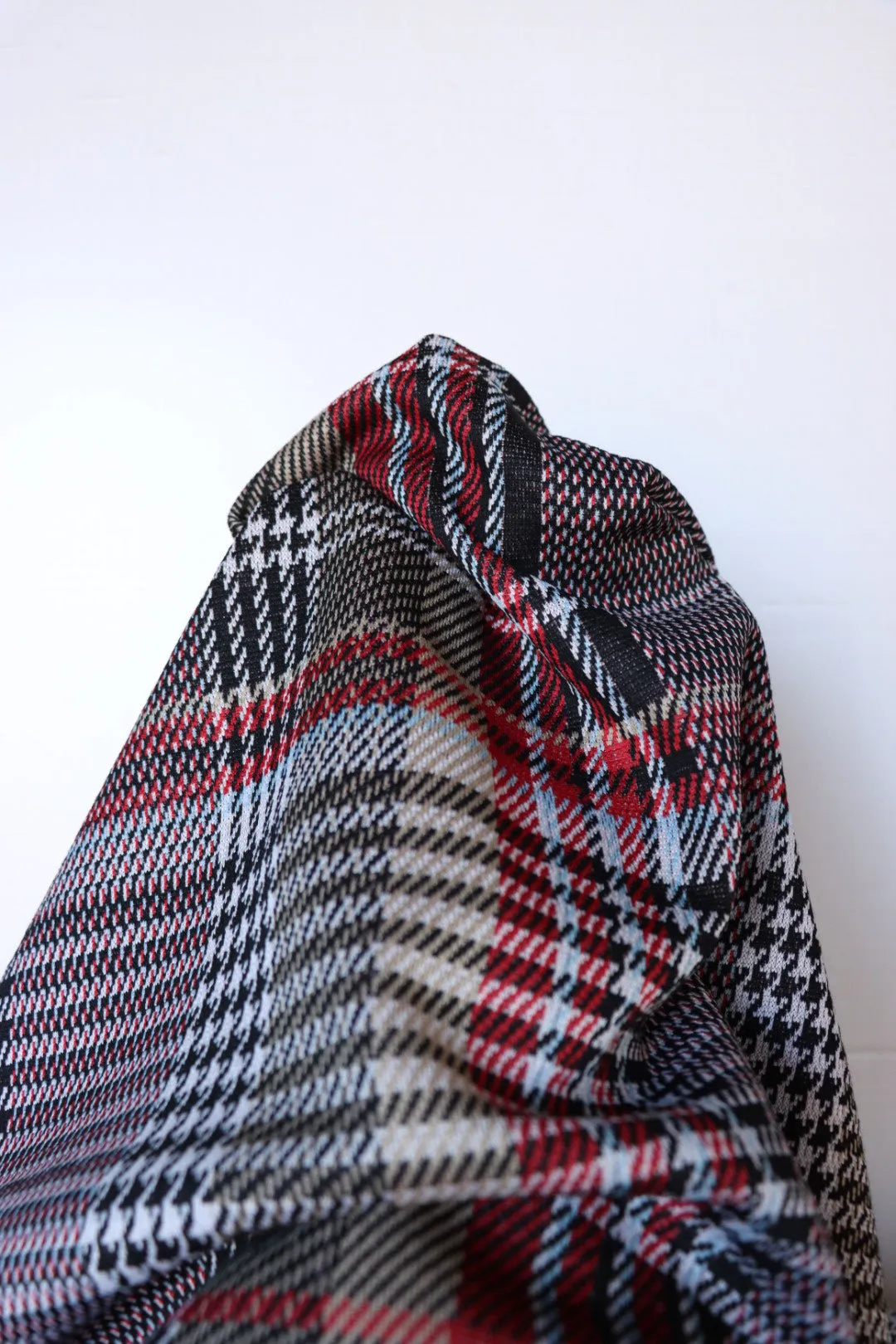 1YD 26IN REMNANT; Scarlet & Taupe Houndstooth Plaid Yarn Dyed Jacquard Knit