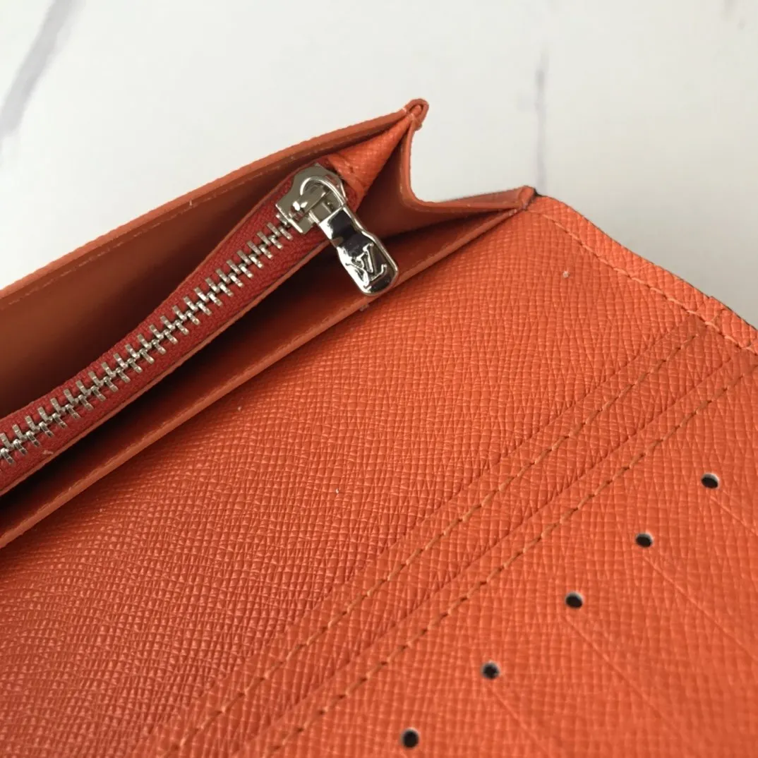 CE - New Wallets LUV 050