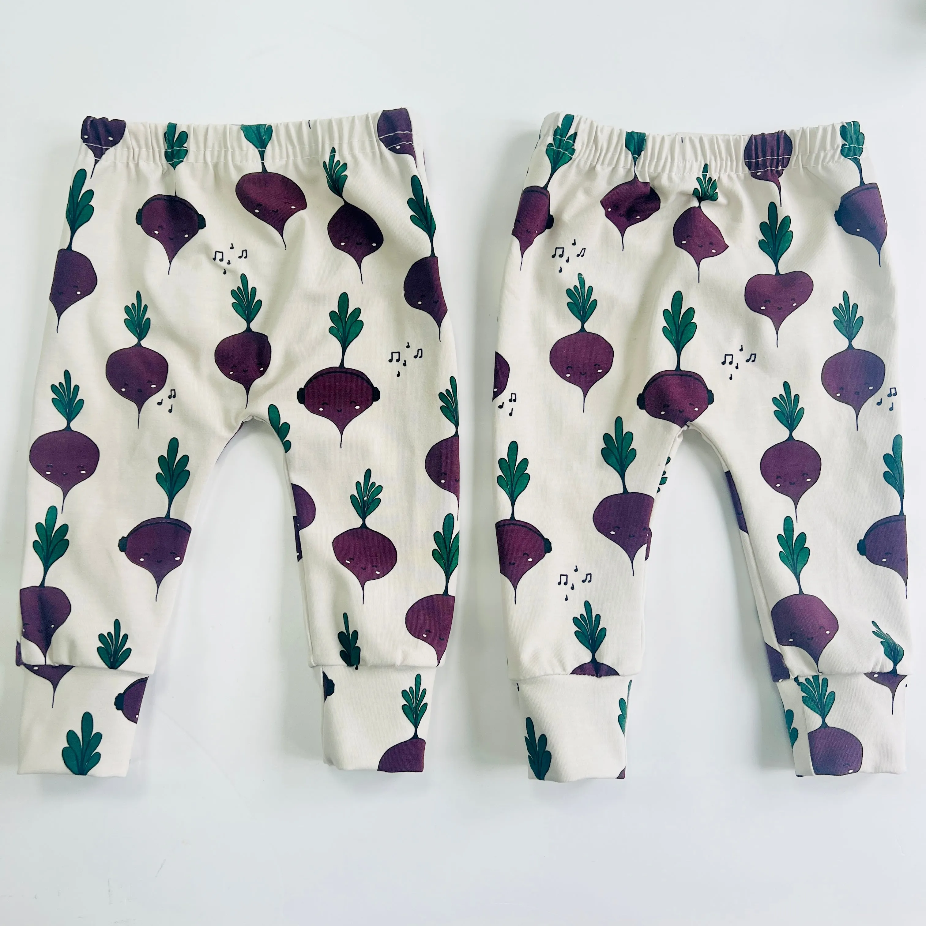 Eddie & Bee organic cotton leggings in Cream "Beetroot" print.