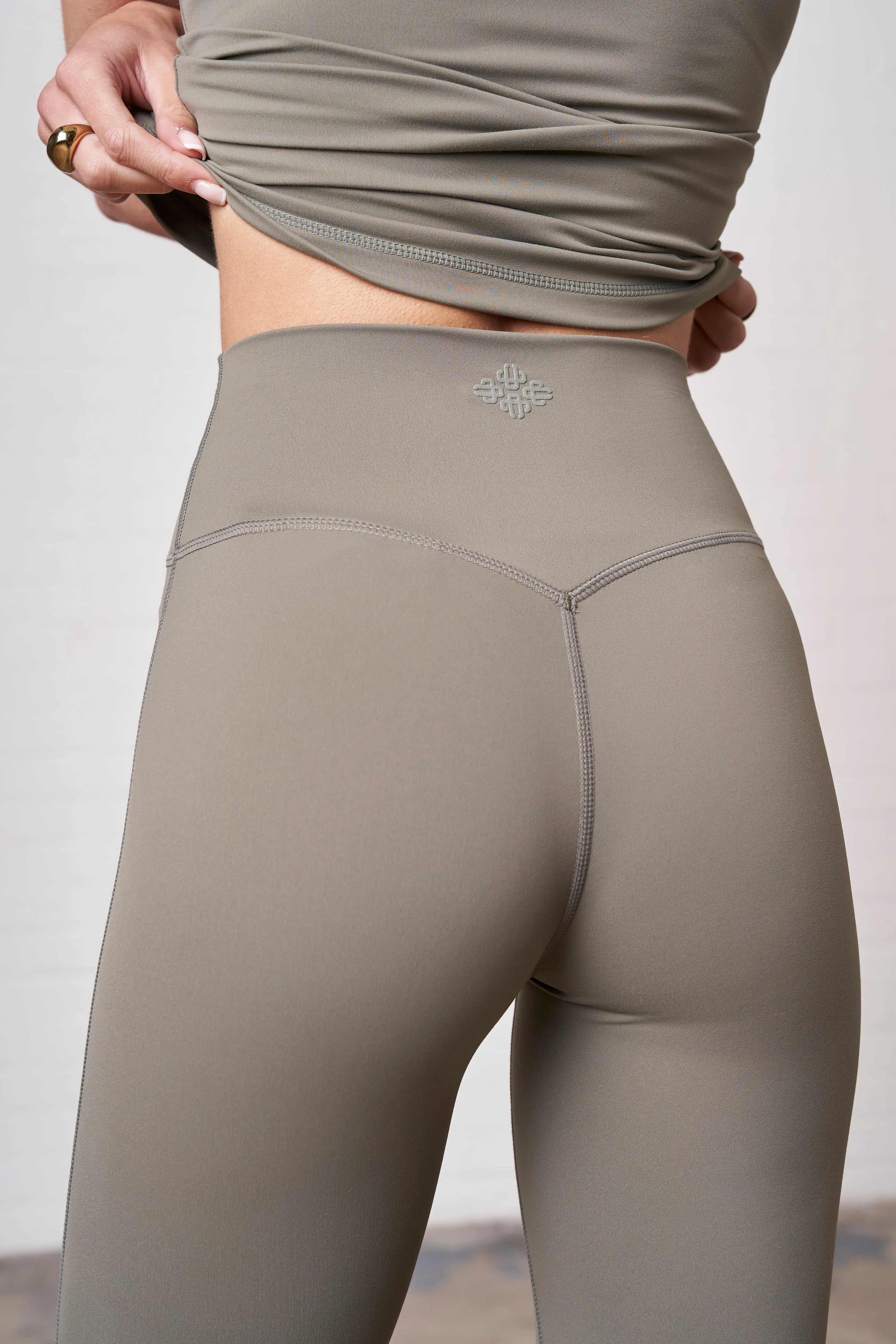 EMBLEM STRETCH SCULPTING LEGGINGS - KHAKI