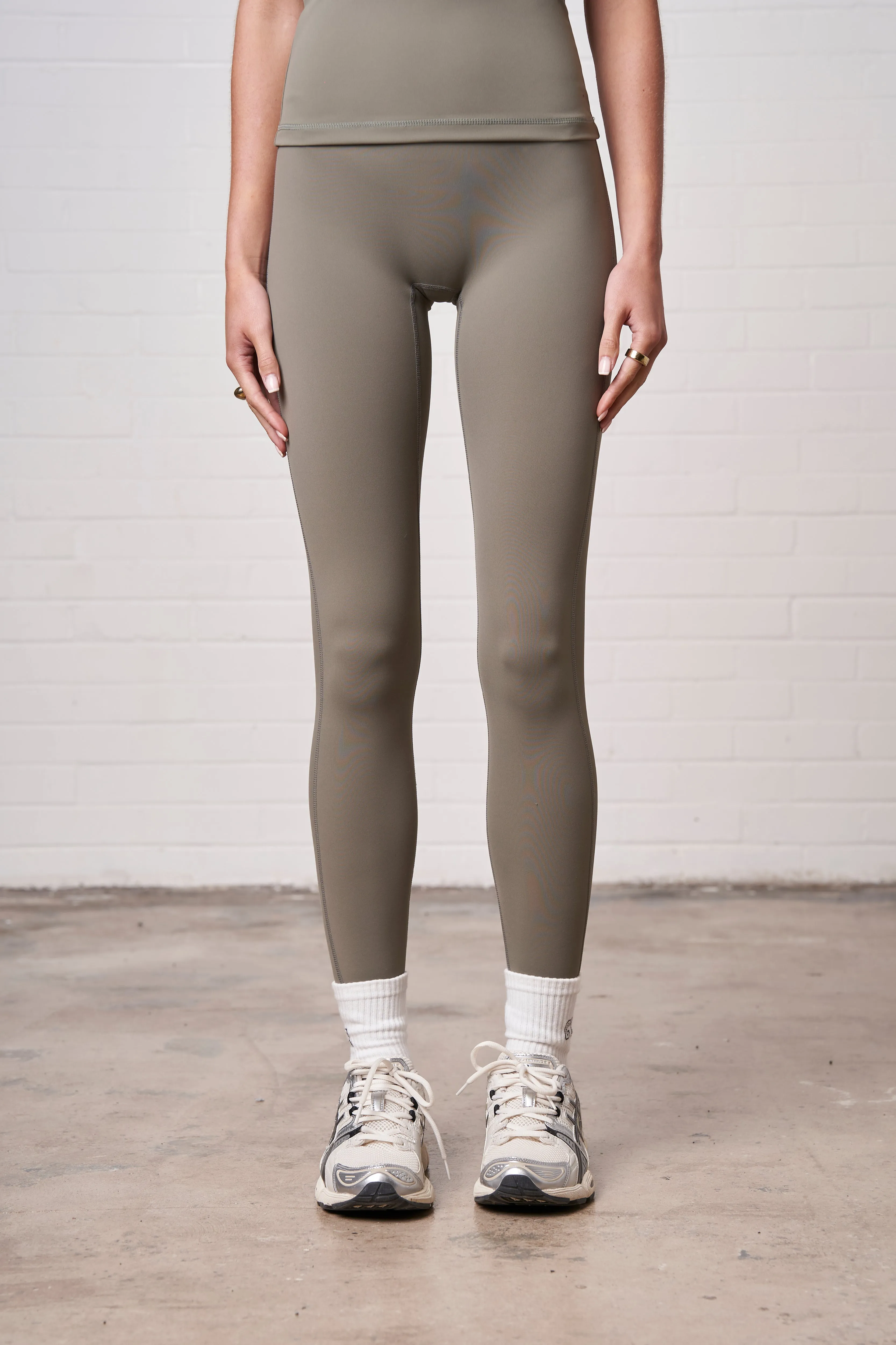 EMBLEM STRETCH SCULPTING LEGGINGS - KHAKI