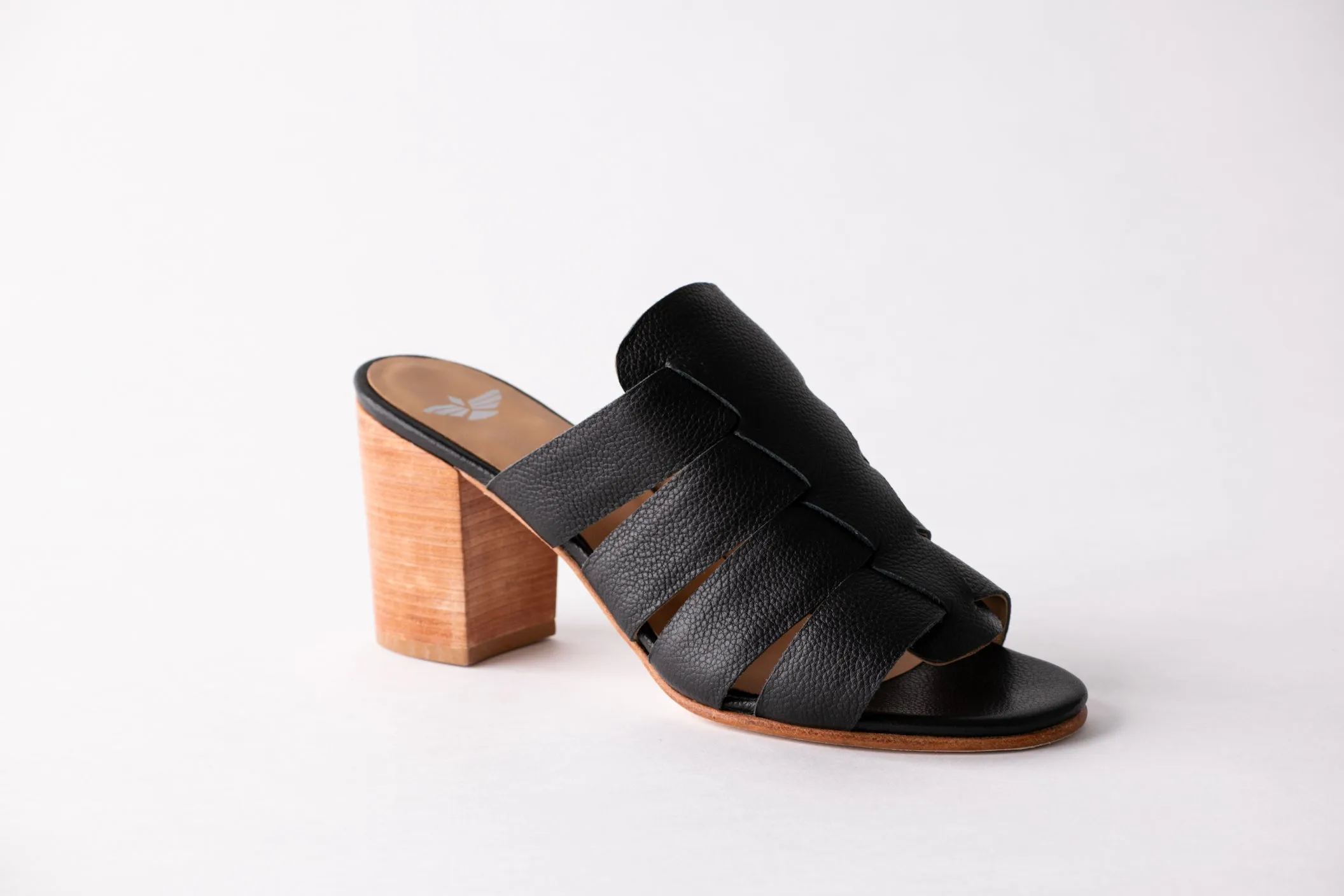 Isla Pebbled Black