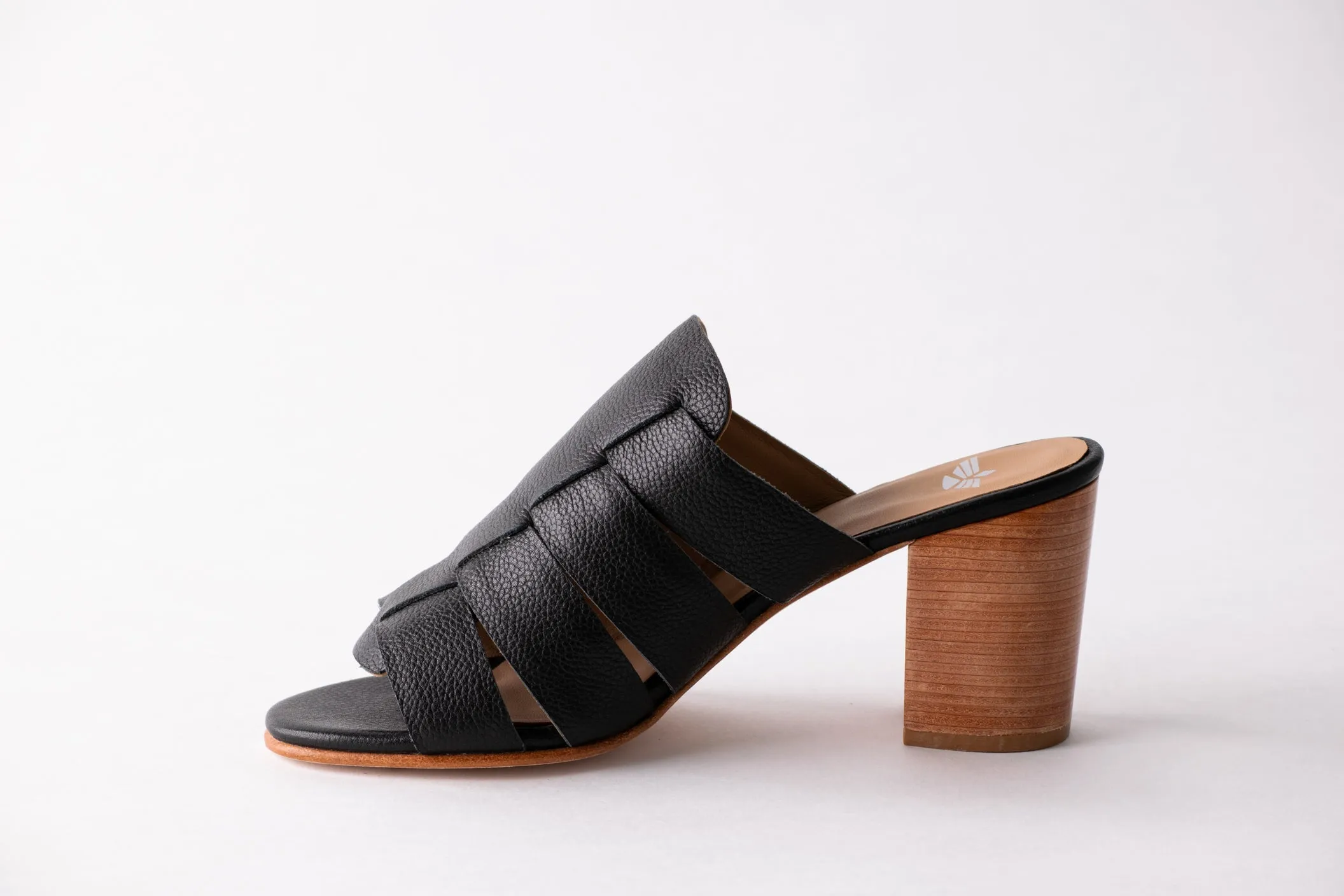 Isla Pebbled Black