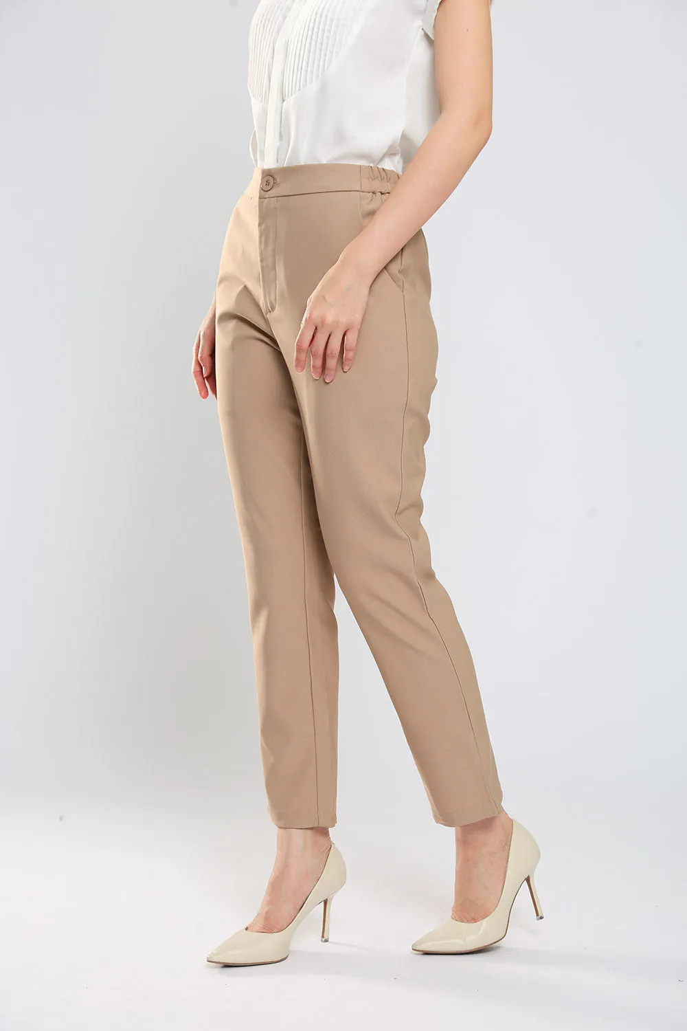 Monalise Tailored Pants in Khakis