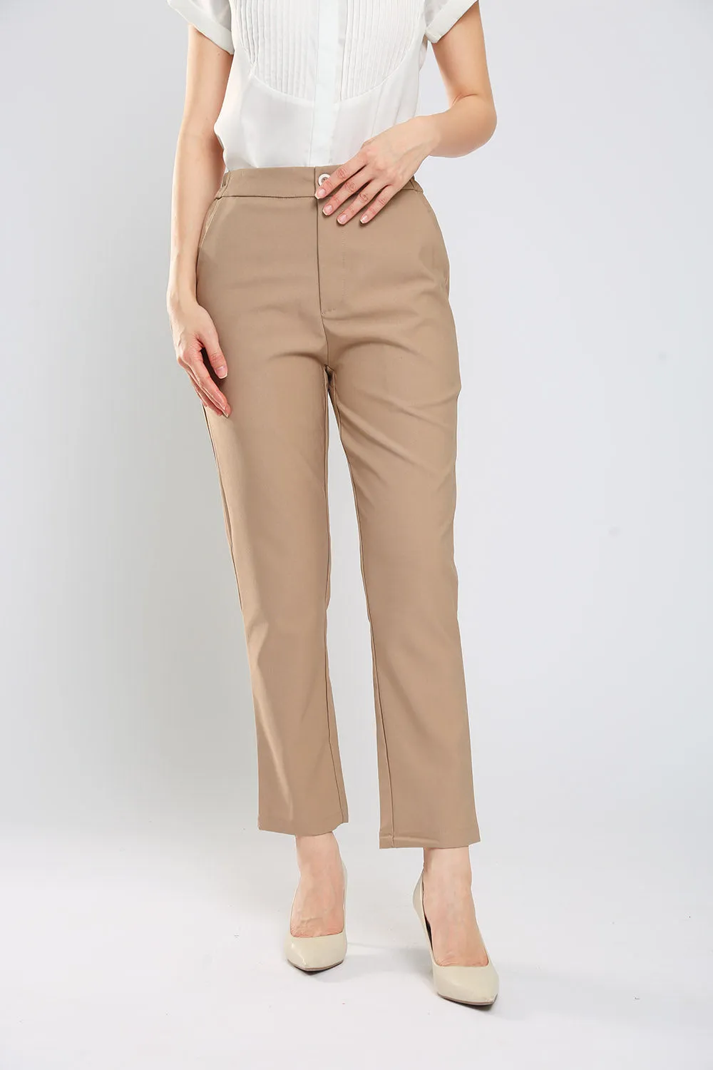 Monalise Tailored Pants in Khakis