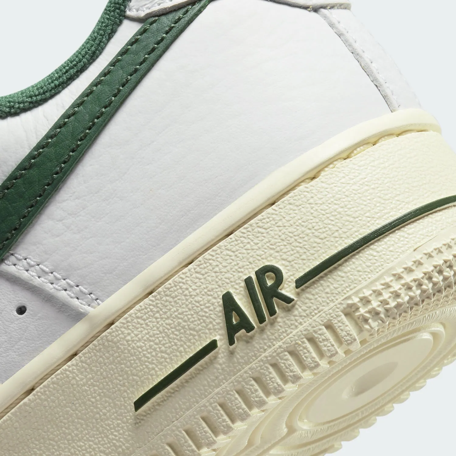 Nike Women's Air Force 1 '07 LX DR0148 102