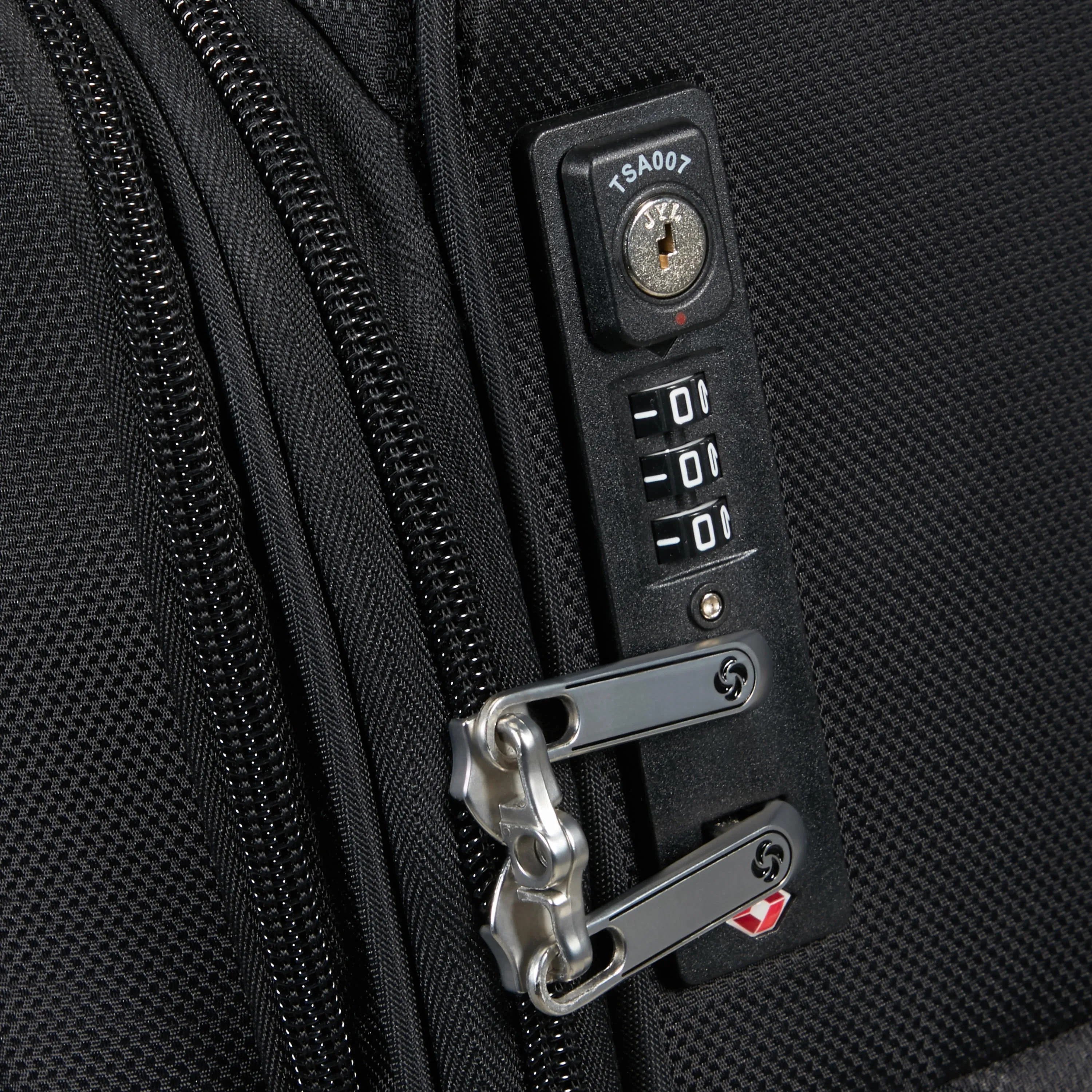 Samsonite D'Lite Spinner Carry-On Luggage