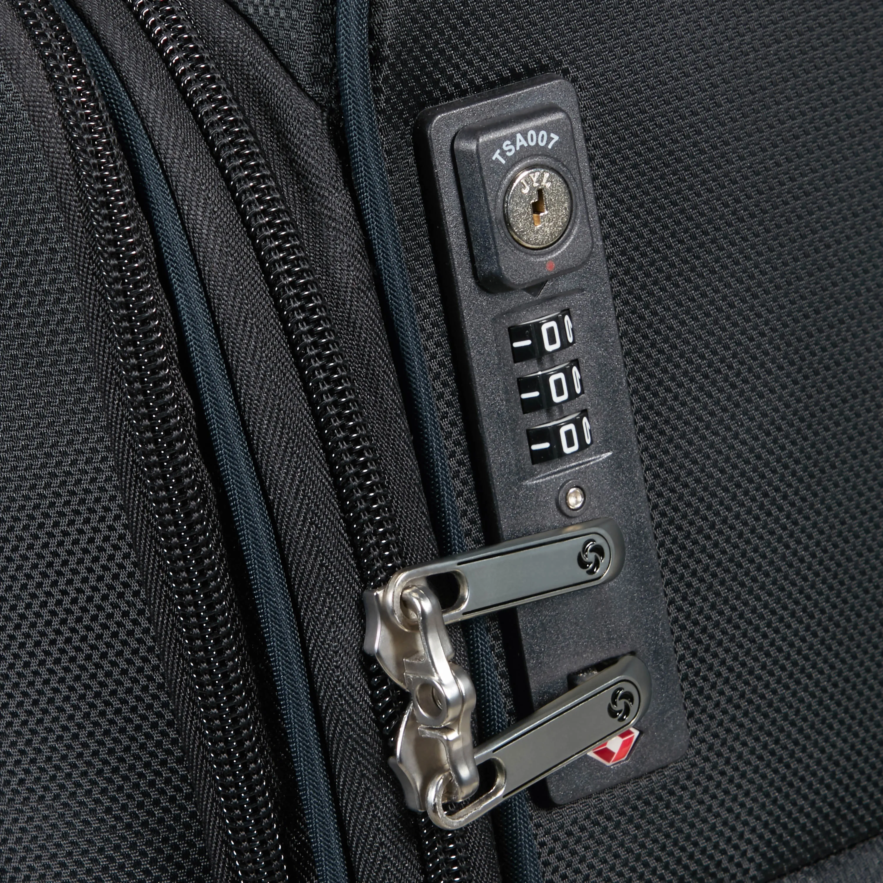 Samsonite D'Lite Spinner Carry-On Luggage
