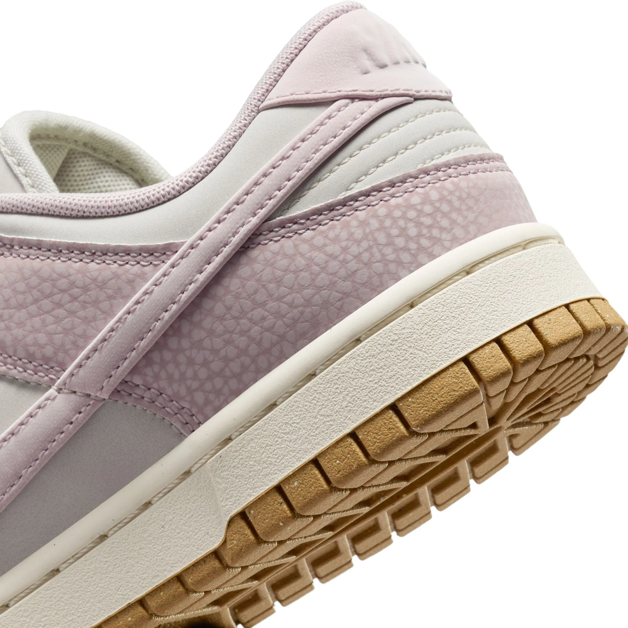 WMNS Nike Dunk Low PRM NN